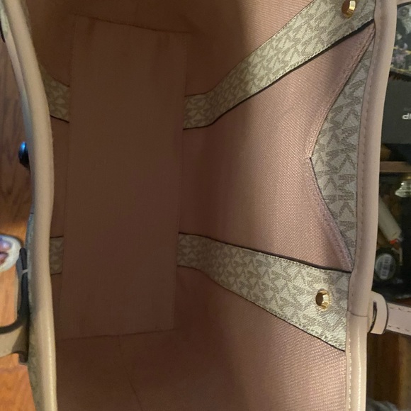 100% authentic MK purse - Picture 4 of 4